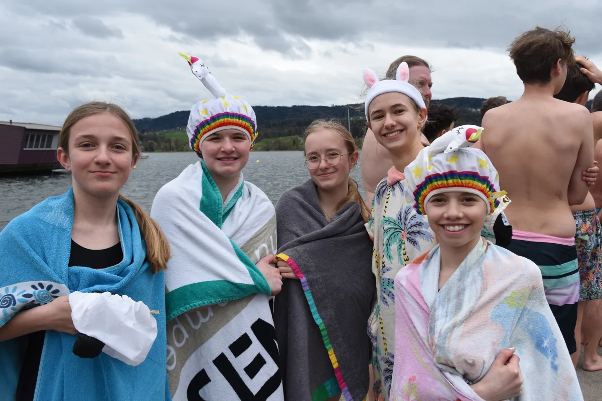 Eini Einhorn kommt selten allein – dachten sich wohl diese Teilnehmerinnen der diesjaährigen Auflage. Am 1.April 2024 in der Badi Uster fand das Blaueierschwimmen statt.